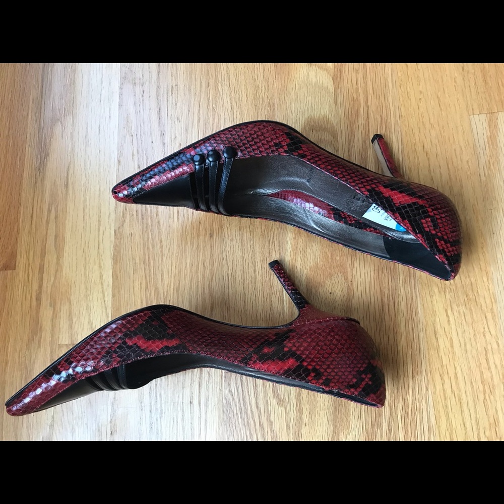 Amalfi snakeskin pump